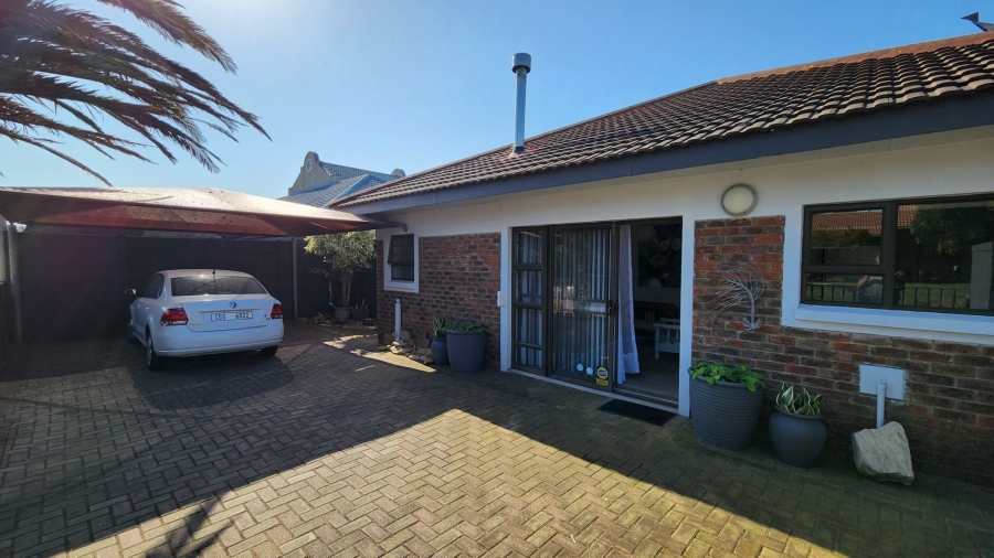 6 Bedroom Property for Sale in Fraaiuitsig Western Cape